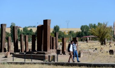 Ahlat'taki Selçuklu Mezarlığı çimlendirilecek ve selvilerle donatılacak