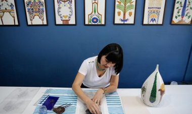 Tarihi mezar taşlarını çini ile yaşatıyor