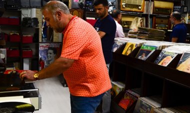Müzik tutkunlarına plak evinde nostalji yaşatıyor