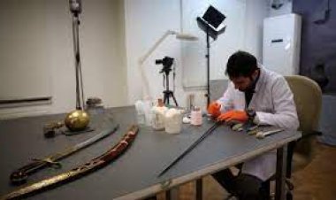 Tarihi silahların üzerindeki yüzlerce yıllık yorgunluk siliniyor