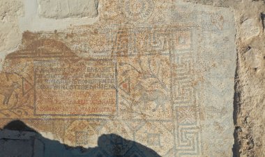 Urfa Kalesi Kazılarında1500 Yıllık Grekçe Yazılı Mozaik Gün Yüzüne Çıkarıldı