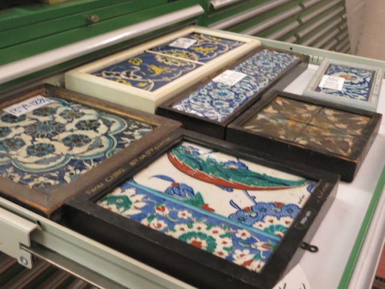 Türkiye'den çalınan çiniler Victoria and Albert Müzesi'nde bulundu.