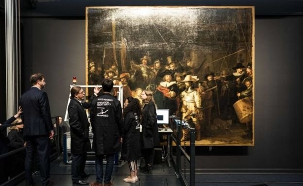 Amsterdam'da Rembrandt'ın Gece Devriyesi resminin restorasyonu halka açık yapılıyor