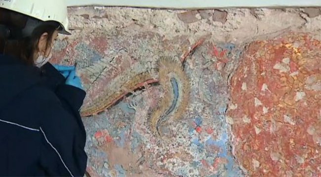 Topkapı Sarayı'nda beton sıvanın altında 500 yıllık süslemeler bulundu