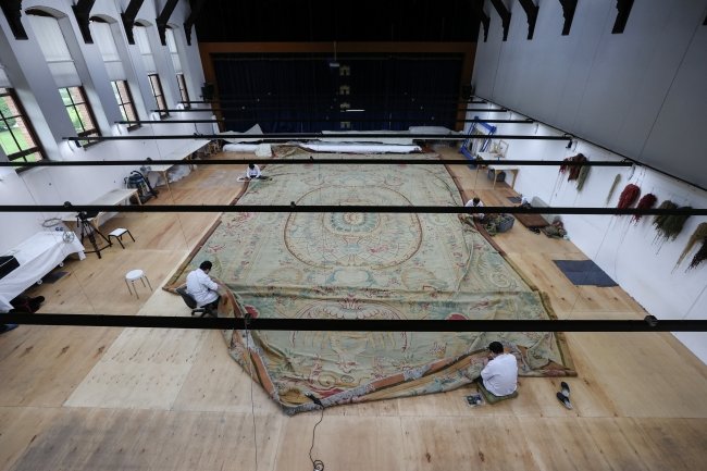 Dolmabahçe Sarayı'nın en büyük halısı restore ediliyor