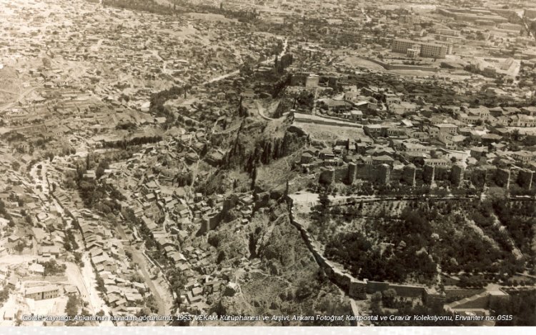 VEKAM Konferans: Dr. Gülşah Aykaç / Çinçin Kıvrımlı Yüzey Demektir: Gayr-i Resmi Bir Yerin İzinde