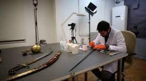 Tarihi silahların üzerindeki yüzlerce yıllık yorgunluk siliniyor