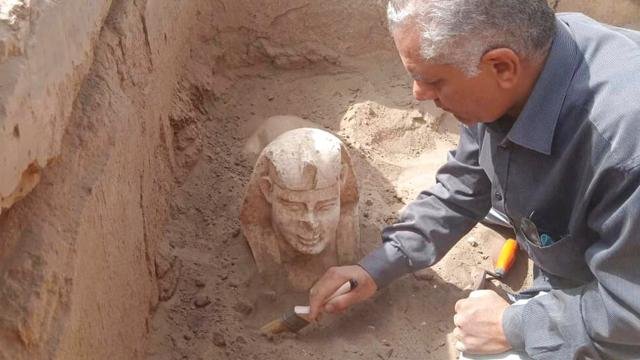 Mısır'daki arkeologlar Sfenks benzeri heykel buldu