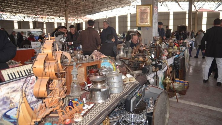 Mersin'de açılan 'antika pazarı' ilgi görüyor