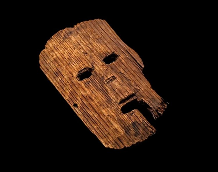 Japonya'da 1800 yıllık ahşap tören maskesi bulundu